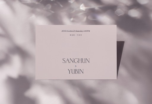 페일 라일락 세련된 신상품 청첩장